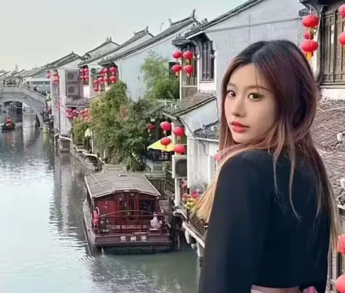 高端泄密流出❤️杭州美女叶菲面基帅哥网友穿着黑丝旗袍激情做爱被草到胡言乱语[340MB]